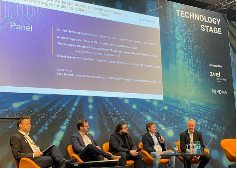 Diskutierten im Panel „Standardisierung und Interoperabilität als Schlüssel: Chancen und Herausforderungen für die Industriehalle der Zukunft“ wie Daten intelligent verfügbar gemacht werden können: Dr. Falk Eckert (FE-ZVEI), Michael Klipphahn (ABB), Tomás López Mendez (Fraunhofer IIS), Jan Hofmann (Fraunhofer IIS) und Bernd Wacker (Siemens) (v.l.n.r.).